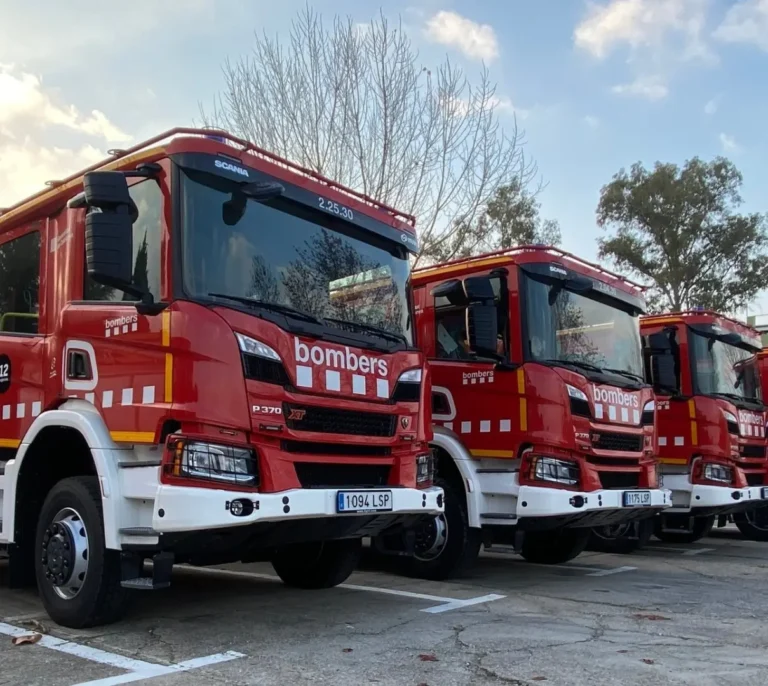 14 dotaciones de Bomberos combaten un incendio cerca de un club en Terrassa