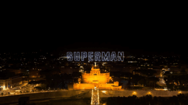 Madrid ilumina el cielo con el espectáculo de drones de 'Superman': Cuándo y donde verlo
