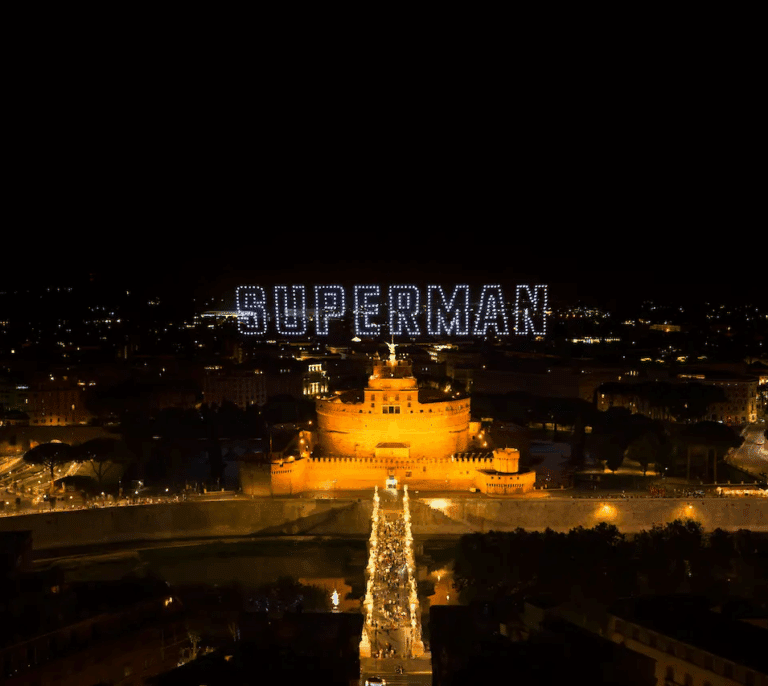 Madrid ilumina el cielo con el espectáculo de drones de 'Superman': Cuándo y donde verlo