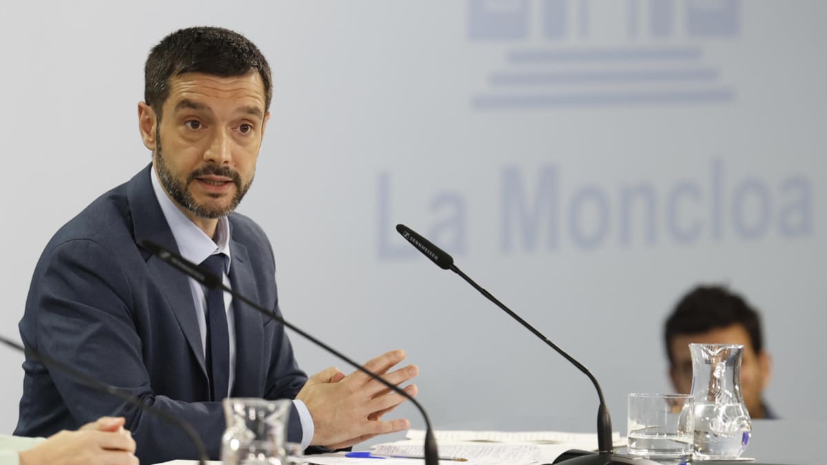 El ministro de Derechos Sociales, Consumo y Agenda 2030, Pablo Bustinduy, en una comparecencia de prensa en Moncloa