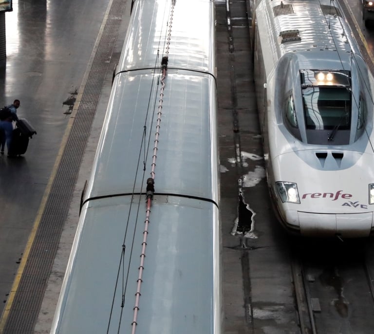 Detenidas las dos personas que robaron los cables y cortaron el AVE hace dos meses