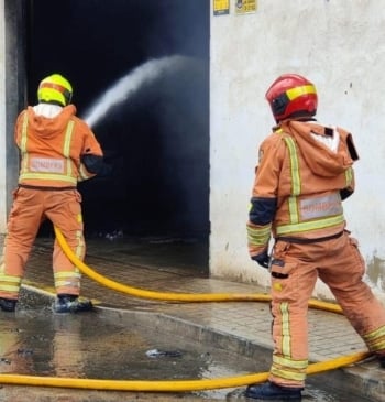 Bomberos combaten incendio en una nave textil de Manises sin heridos registrados