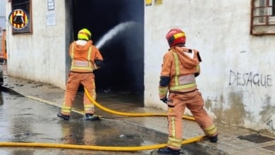 Bomberos combaten incendio en una nave textil de Manises sin heridos registrados