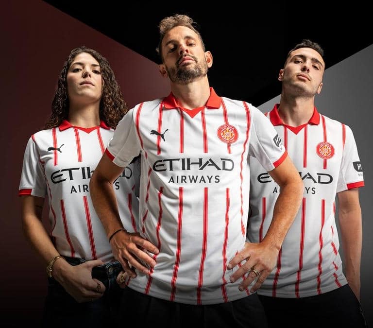 El Girona presenta su nueva camiseta con el regreso de las franjas rojiblancas
