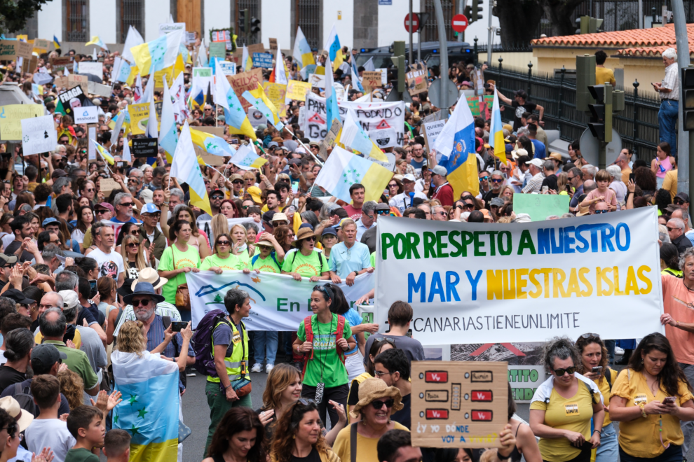 Manifestación 'Canarias tiene un límite' en Santa Cruz de Tenerife.