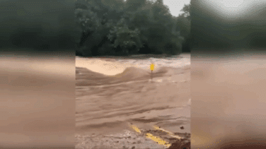 Las inundaciones de Texas arrasan un campamento para niñas y dejan al menos 27 muertos y decenas de desaparecidos