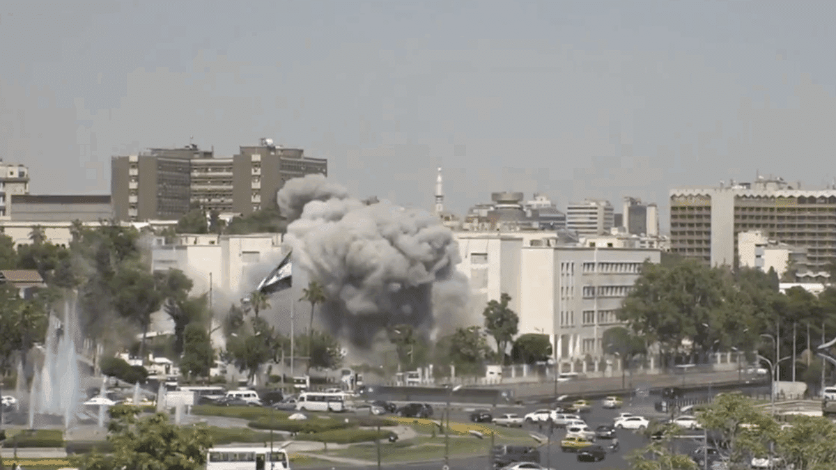 Israel azuza la frágil transición en Siria bombardeando el ministerio de Defensa y el palacio presidencial en Damasco