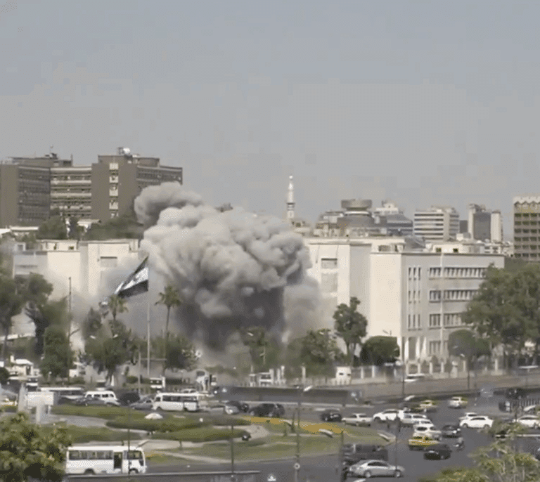Israel azuza la frágil transición en Siria bombardeando el ministerio de Defensa y el palacio presidencial en Damasco