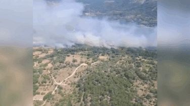 El Ayuntamiento de Navaluenga busca voluntarios para sofocar el voraz incendio que les afecta