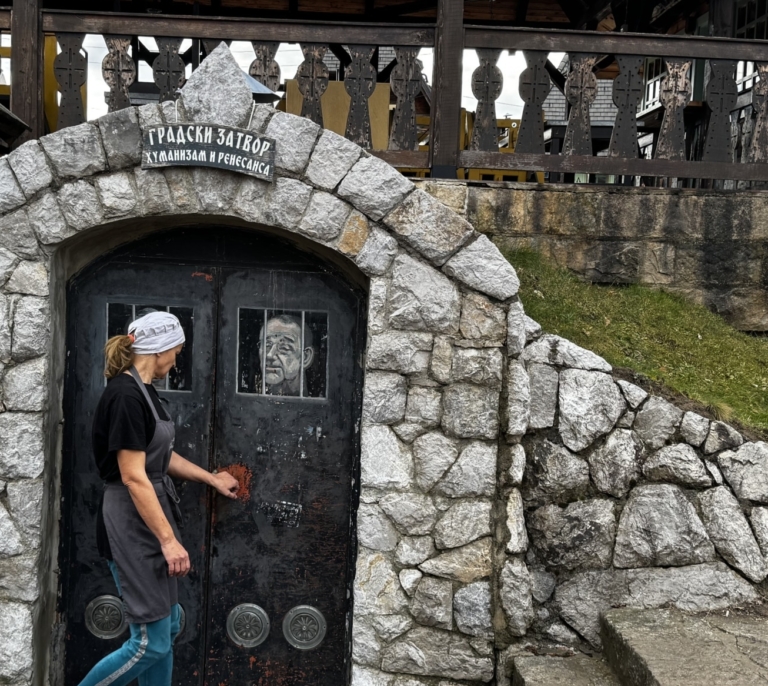La aldea de Serbia donde Javier Solana lleva años entre rejas