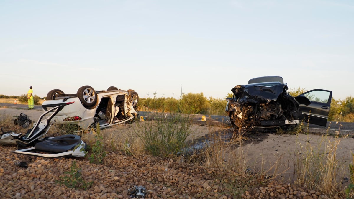 Imagen del estado en que han quedado los vehículos implicados en el accidente que se ha producido en Sisante.
