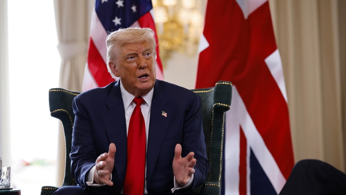 Donald Trump habla a la prensa durante un encuentro con el primer ministro británico en su club de golf en Turnberry, Escocia (Reino Unido).