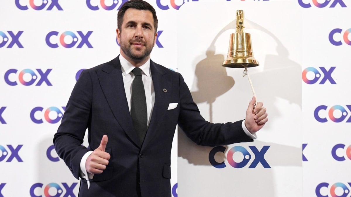El CEO de Cox, Enrique Riquelme, toca la campana durante la ceremonia de salida a Bolsa de Cox