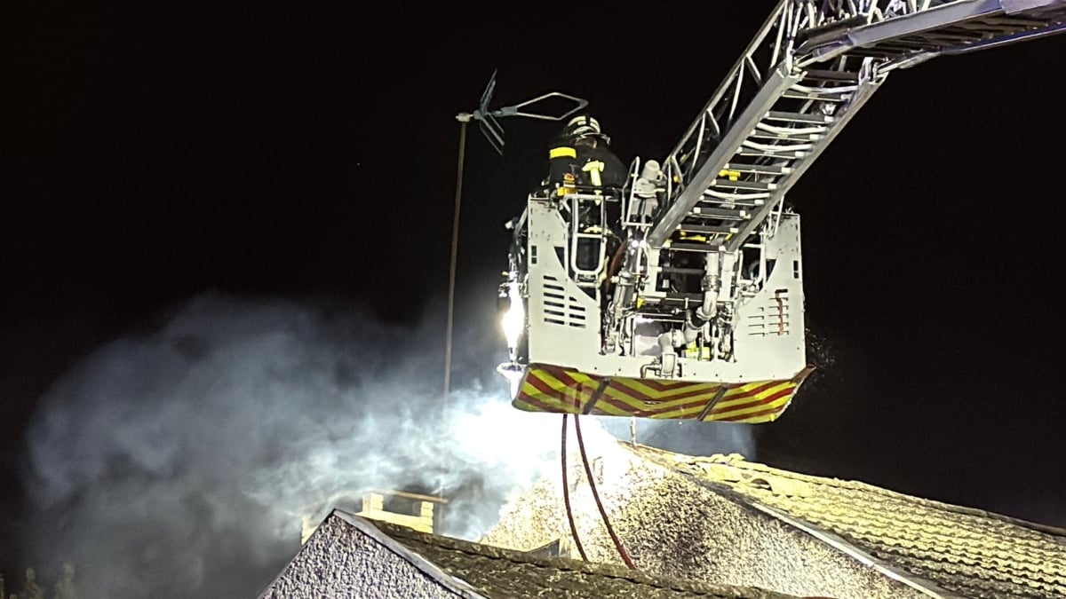 Los bomberos sofocan un incendio en un chalet de Pozuelo.