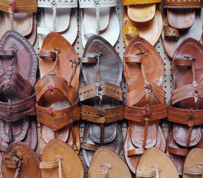 Sandalias de ocho a 800 euros: los artesanos indios acusan a Prada de apropiación cultural