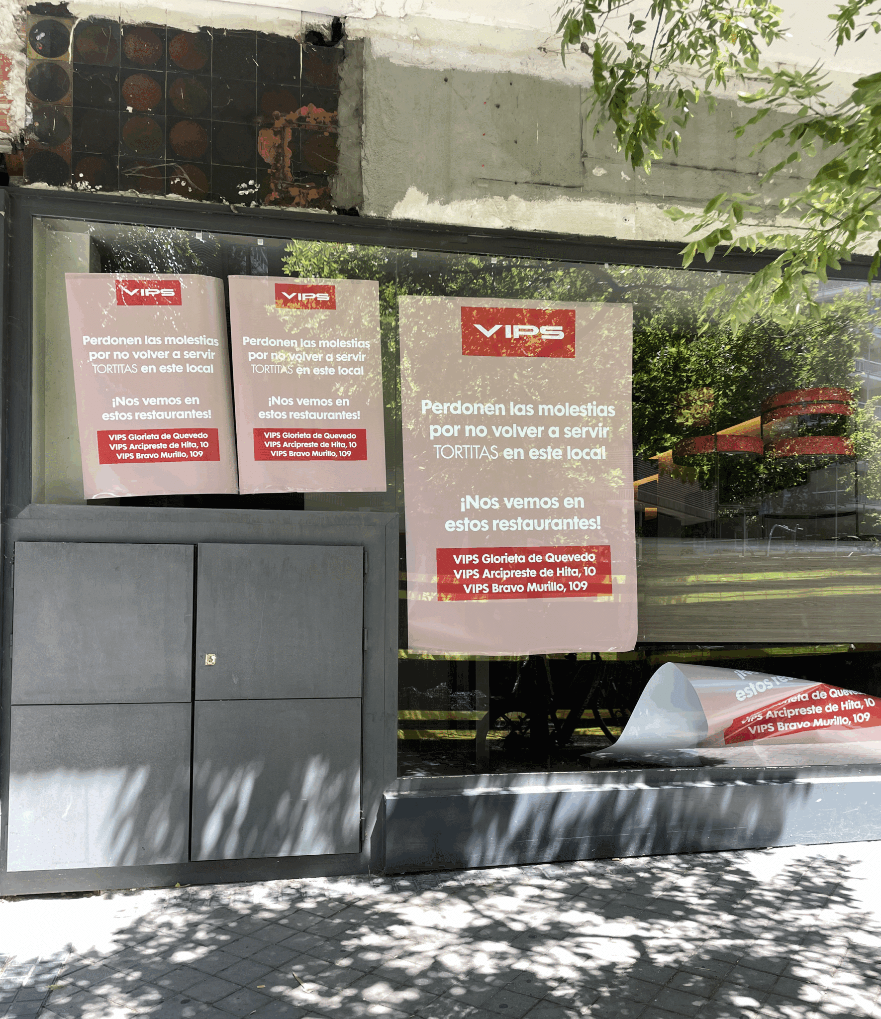 Carteles anunciando el cierre del Vips de Julián Romea.