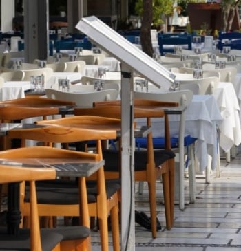 Lo que no pueden cobrarte en una terraza en verano