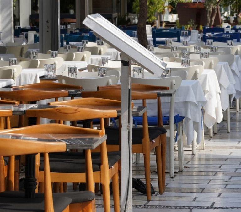 Lo que no pueden cobrarte en una terraza en verano