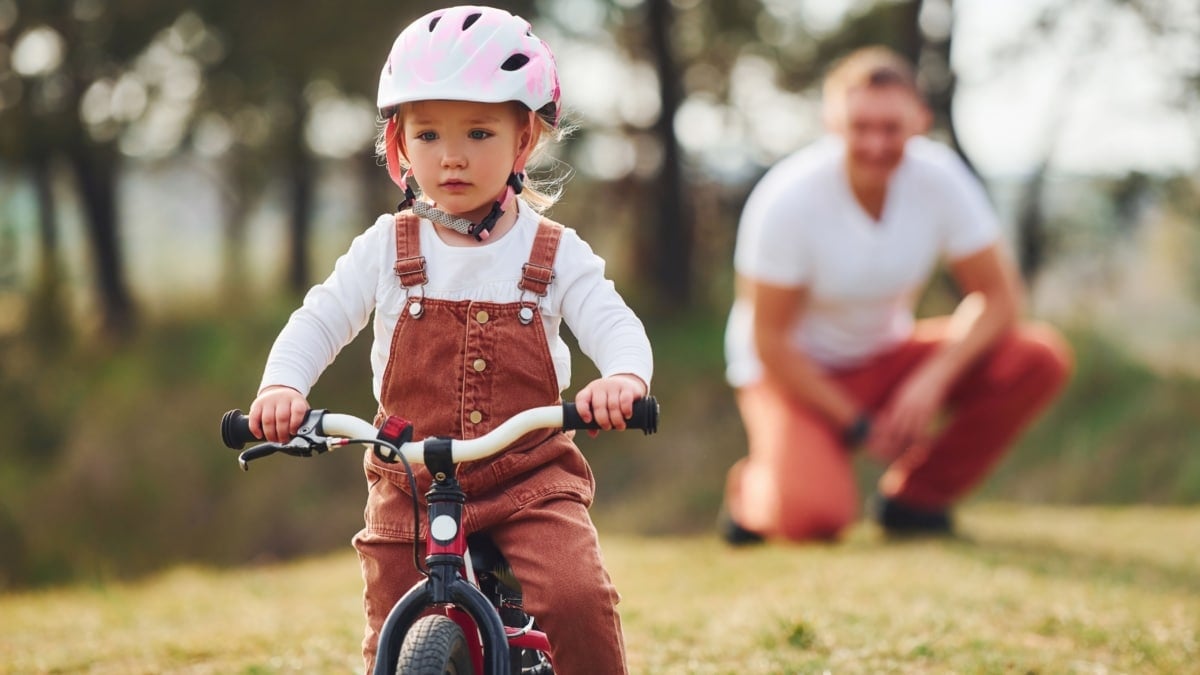 Cómo enseñar a montar en bici a nuestros hijos (y no morir en el intento)
