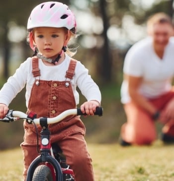 Cómo enseñar a montar en bici a nuestros hijos (y no morir [...]