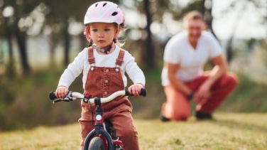 Cómo enseñar a montar en bici a nuestros hijos (y no morir en el intento)