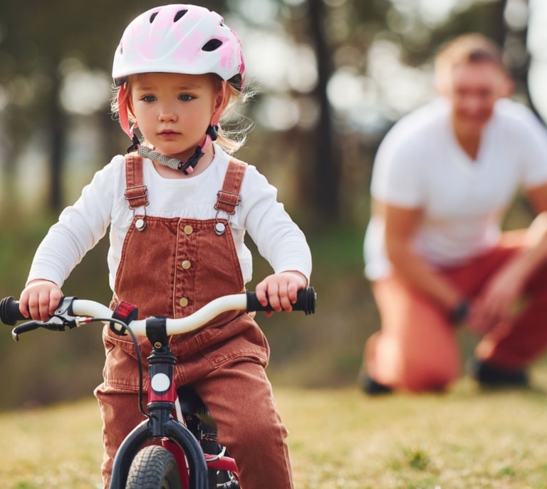 Cómo enseñar a montar en bici a nuestros hijos (y no morir en el intento)