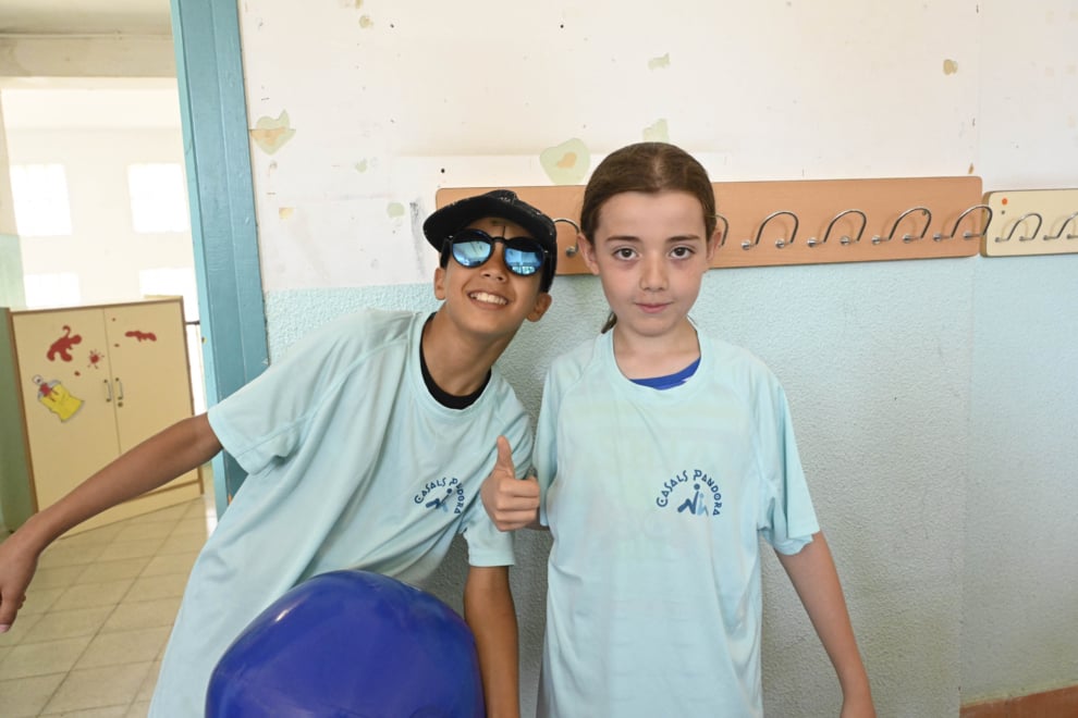 Un niño y una niña beneficiarias del programa CaixaProinfancia de la Fundación ”la Caixa” sonríen a cámara