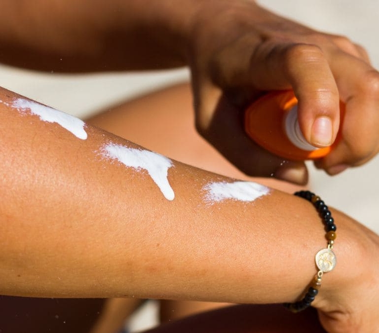¿Cada cuánto tiempo debo echarme crema en la playa o en la piscina?