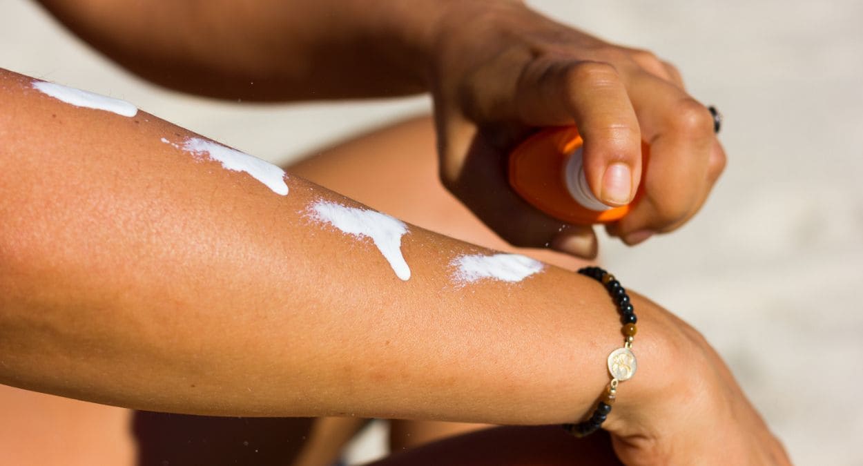 ¿Cada cuánto tiempo debo echarme crema en la playa o en la piscina?