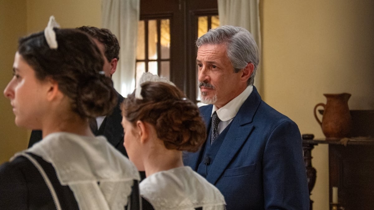 Fernando Coronado interpreta a Cristóbal Ballesteros, el nuevo mayordomo jefe de La Promesa, el serial de época que emite La 1 de TVE de lunes a viernes (18.10)