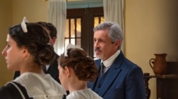 Fernando Coronado interpreta a Cristóbal Ballesteros, el nuevo mayordomo jefe de La Promesa, el serial de época que emite La 1 de TVE de lunes a viernes (18.10)