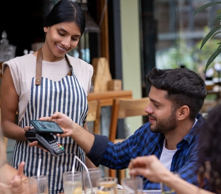 Se acabó dividir la cuenta en los bares y restaurantes: una medida legal que indigna a los consumidores
