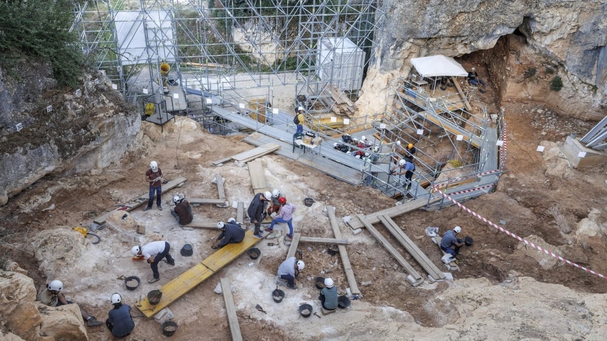 Trabajos en el yacimiento de Cueva Fantasma en Atapuerca.