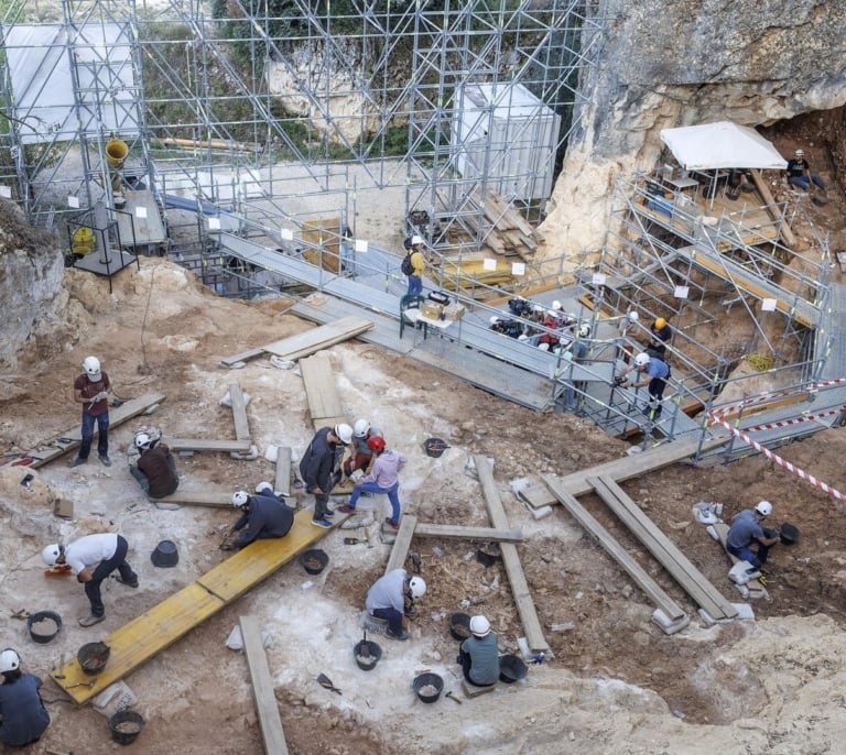 Opio y hienas caníbales en la Cueva Fantasma, los nuevos hallazgos en Atapuerca