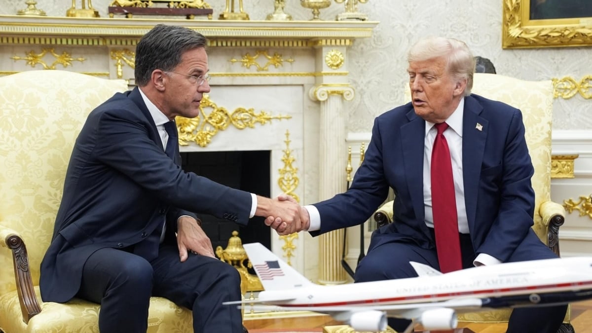El secretario general de la OTAN, Mark Rutte, da la mano al presidente estadounidense, Donald Trump, en el Despacho Oval de la Casa Blanca, en Washington.