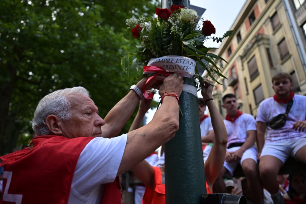  Miembros de la Cruz Roja de Navarra protagonizan un homenaje al fallecido portavoz de la organización José Aldaba en tras el primer encierro de los Sanfermines 2025, este lunes en Pamplona.