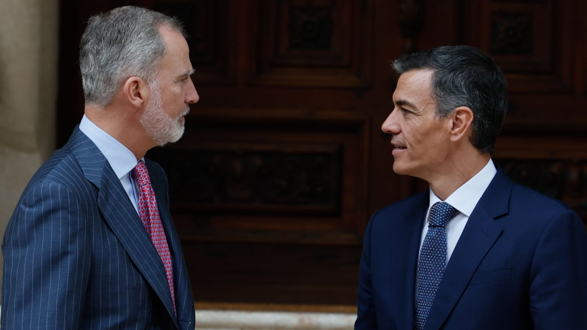 PALMA DE MALLORCA, 29/07/2025.- El presidente del Gobierno, Pedro Sánchez (d), se reúne con el rey Felipe VI este martes, en el Palacio de Marivent, en Palma de Mallorca. EFE/ Ballesteros