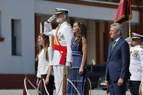 Los reyes Felipe VI y Letizia, y la infanta Sofía junto al presidente de la Xunta, Alfonso Rueda