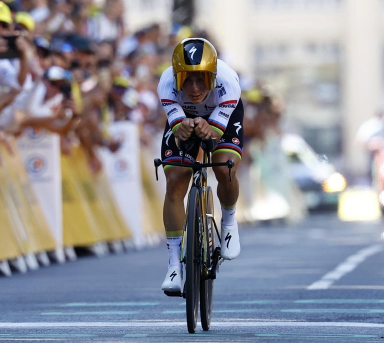 Remco Evenepoel deslumbra con su épica victoria en la 5ª etapa del Tour de Francia 2025