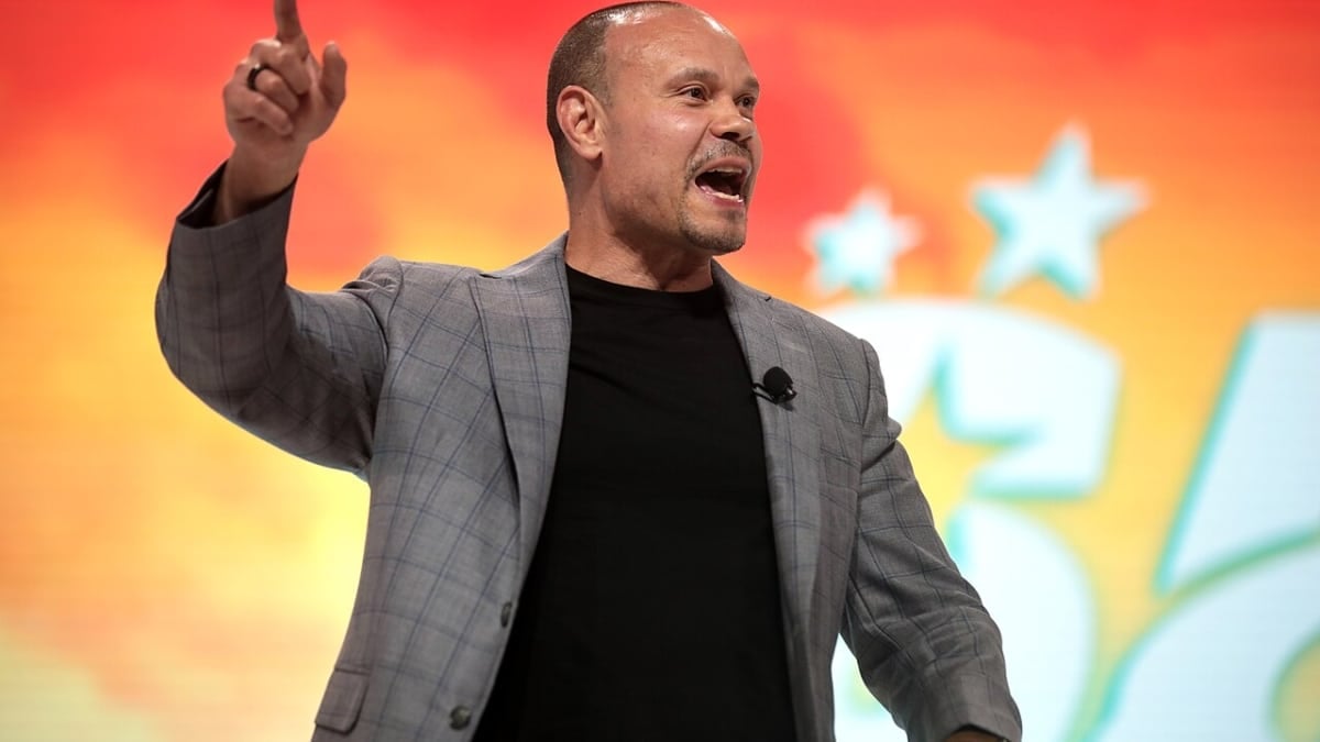 El actual subdirector del FBI, Dan Bongino, en el escenario de la conferencia de estudiantes organizada por Turning Point USA en Tampa, Florida.