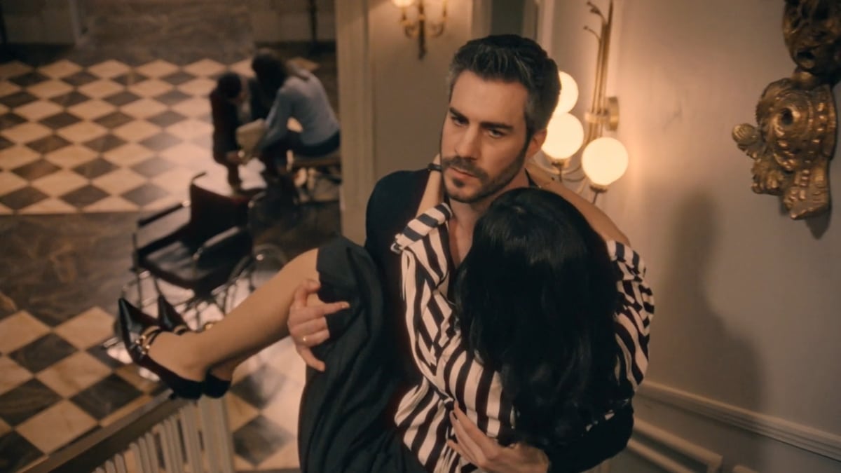 Andrés (Dani Tatay), celoso de la escapada de Begoña (Natalia Sánchez) y Gabriel (Oriol Tarrasón), auxilia a su mujer María (Roser Tapias) en el último episodio de 'Sueños de libertad' (Antena 3)