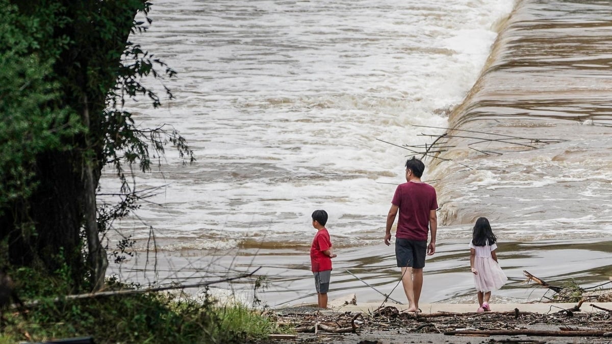 Una familia mira la crecida del río Guadalupe en Kerrville (Texas).