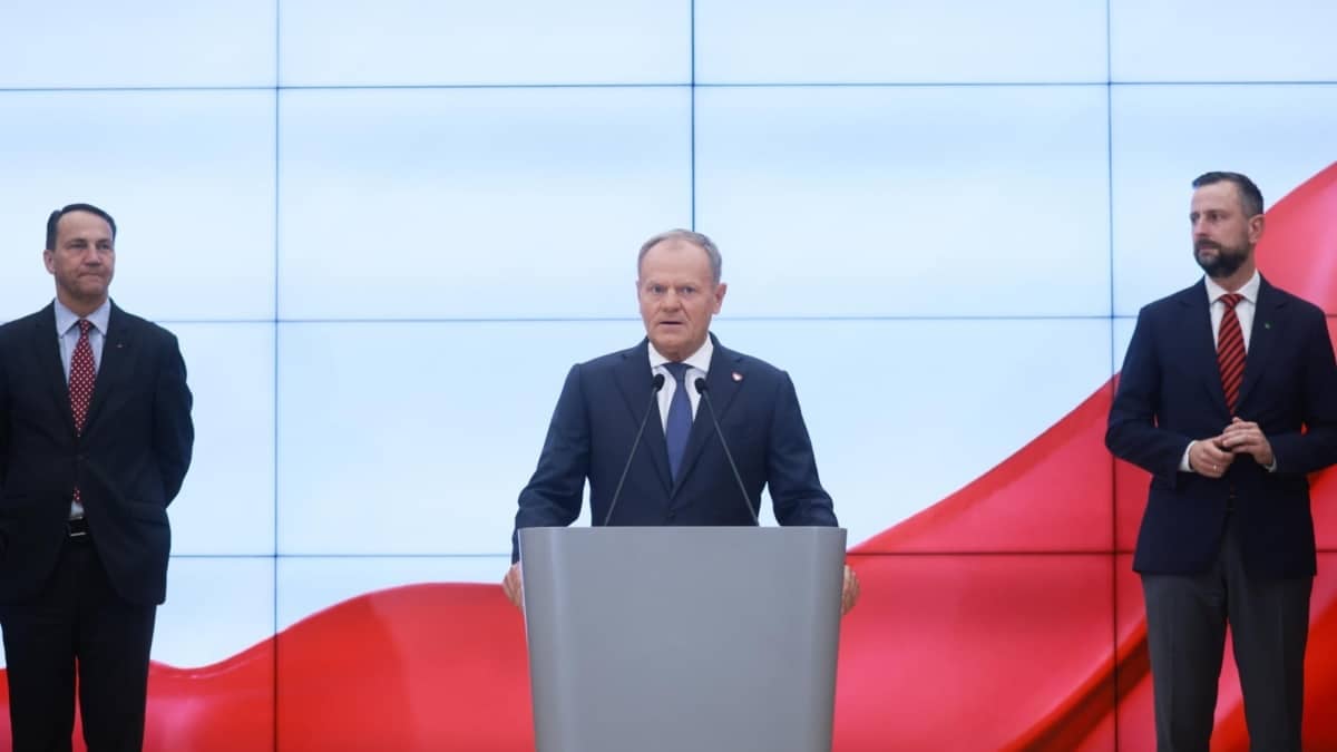Donald Tusk, en el centro, con dos viceprimer ministros, Sikorski (i) y Kosiniak-Kamysz