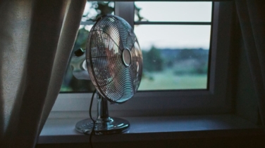 Por qué no debes dormir con la puerta abierta en verano aunque haga mucho calor