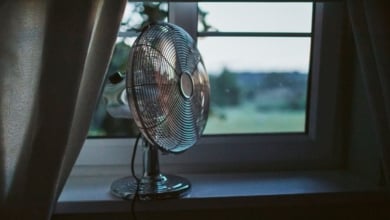 Por qué no debes dormir con la puerta abierta en verano aunque haga mucho calor