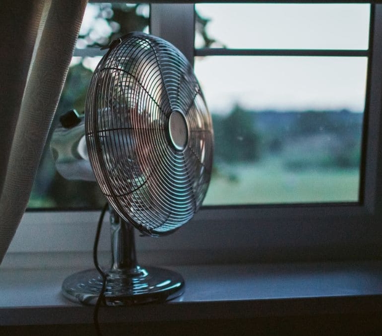 Por qué no debes dormir con la puerta abierta en verano aunque haga mucho calor