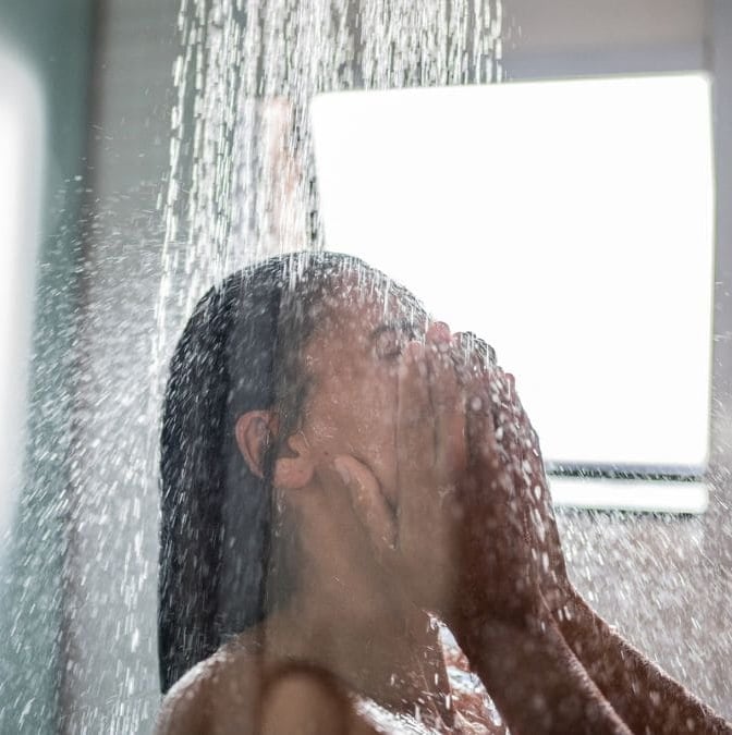 Por qué no deberías ducharte con agua fría con calor extremo