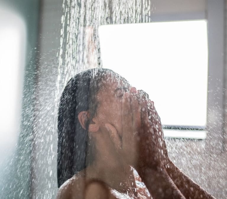 Por qué no deberías ducharte con agua fría con calor extremo