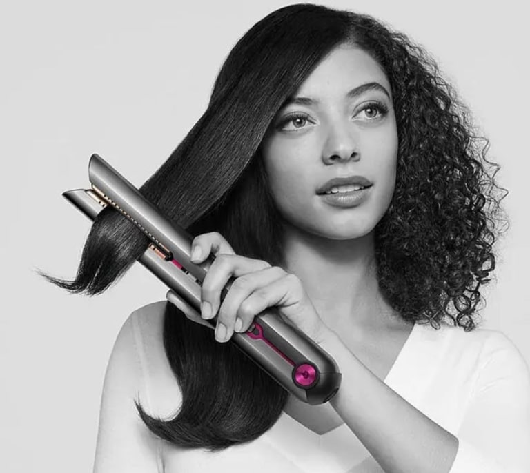 La plancha de pelo Dyson Corrale combina control inteligente y placas flexibles para proteger el cabello