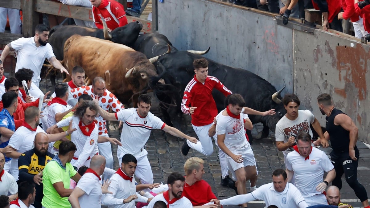 Tres heridos por asta de toro en un abarrotado y peligroso séptimo encierro de San Fermín